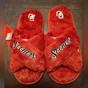 NWT Oklahoma Sooners FOCO slide in open-toed fuzzy slippers. Size: L 9-10.